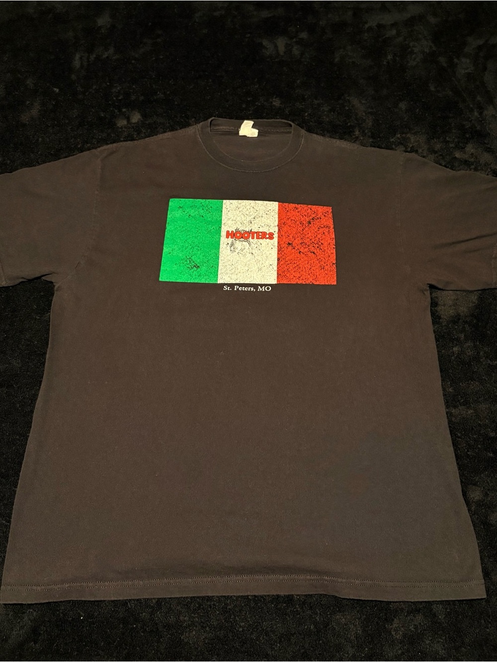 Hooters St Peters MO Mexican themed Mas Que Una Boca Lleno tee men’s XL